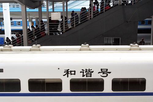 4月25日,在福州火車(chē)站,乘客們準(zhǔn)備登上福廈高鐵測(cè)試動(dòng)車(chē)組列車(chē)。 新華社發(fā)(鄭帥 攝)