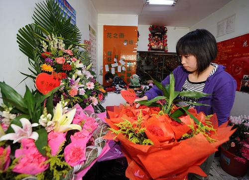 5月9日,在太原市一家花店,一個(gè)女孩在給母親買花。新華社記者 燕雁 攝
