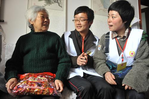5月9日,83歲的孤寡老人李成英(左一)與貴州省紅十字會(huì)的年輕人一同聊天,共度“母親節(jié)”。當(dāng)日,貴州省紅十字會(huì)的17支志愿者隊(duì)伍在全省范圍開展“母親節(jié)”慰問(wèn)活動(dòng),為近百戶孤寡老人、殘疾人發(fā)放生活物資。新華社記者 歐東衢 攝
