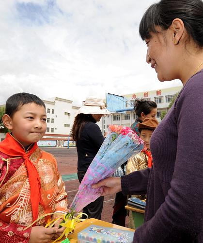 5月9日,拉薩第一小學(xué)的學(xué)生給母親送花。當(dāng)日,拉薩市第一小學(xué)的30多名孩子,用彩筆描繪自己的母親,還給母親送去用自己積攢的零花錢購(gòu)買的小禮品,感謝母親的養(yǎng)育之恩。 新華社記者 覺(jué)果 攝