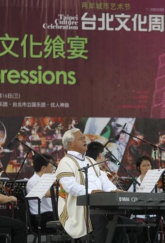 6月16日,臺(tái)灣民謠之父胡德夫在“臺(tái)北日”活動(dòng)開幕式上獻(xiàn)唱。 新華社記者 裴鑫 攝