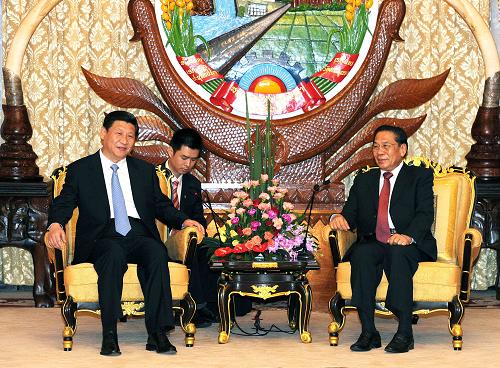 6月16日,正在老撾訪問(wèn)的中國(guó)國(guó)家副主席習(xí)近平在萬(wàn)象會(huì)見(jiàn)老撾人民革命黨中央總書記、國(guó)家主席朱馬利。 新華社記者饒愛(ài)民攝