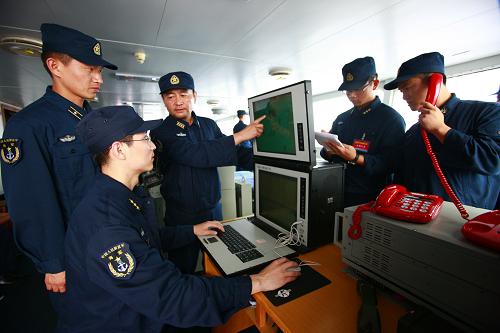 參加實兵演練的海軍官兵在認真分析海上作戰(zhàn)態(tài)勢。新華社記者 查春明 攝