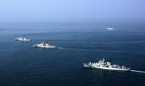 這是參加實兵演練的海上艦艇編隊。新華社發(fā)(代宗鋒 攝)