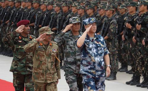7月9日,中方觀摩團(tuán)長(zhǎng)、中國(guó)人民解放軍副總參謀長(zhǎng)馬曉天上將、巴方觀摩團(tuán)團(tuán)長(zhǎng)、巴基斯坦陸軍訓(xùn)練與評(píng)估總監(jiān)阿沙德·喬杜里中將檢閱參訓(xùn)部隊(duì)。新華社記者 王建民 攝