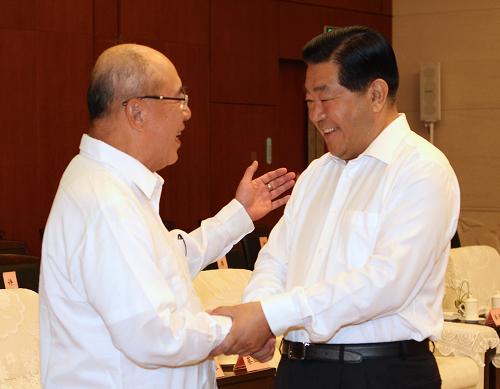7月9日,中共中央政治局常委、全國(guó)政協(xié)主席賈慶林在廣州會(huì)見(jiàn)中國(guó)國(guó)民黨榮譽(yù)主席吳伯雄及應(yīng)邀參加第六屆兩岸經(jīng)貿(mào)文化論壇的兩岸各界人士。新華社記者 馬占成 攝