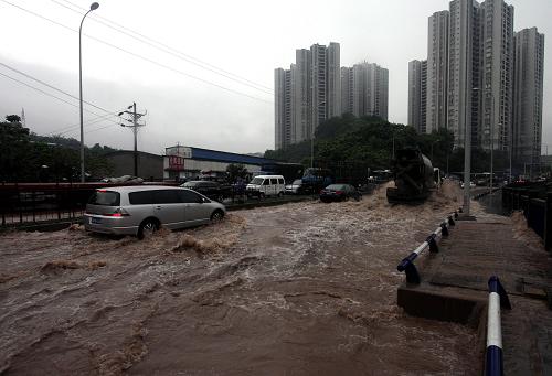 7月9日,重慶市區(qū)道路因大暴雨造成嚴(yán)重積水。新華社發(fā)(賀終榮 攝)