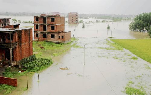 7月9日,江西樂平市浯口鎮(zhèn)楊溪村一些民居被雨水圍困,部分村民家中進(jìn)水。新華社發(fā)(朱定文 攝)