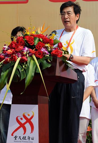 8月8日,北京市市長(zhǎng)郭金龍?jiān)趩?dòng)儀式上致辭。當(dāng)日,為迎接第二個(gè)“全民健身日”,以“我運(yùn)動(dòng)、我快樂(lè)、我健康、我幸福”為主題的“全民健身志愿服務(wù)大行動(dòng)”在北京舉行。活動(dòng)包括參與互動(dòng)、健身指導(dǎo)、成就展示、奧運(yùn)電影播放等多項(xiàng)內(nèi)容,旨在向百姓普及推廣健身理念和健康文明的生活方式。 新華社記者 公磊 攝