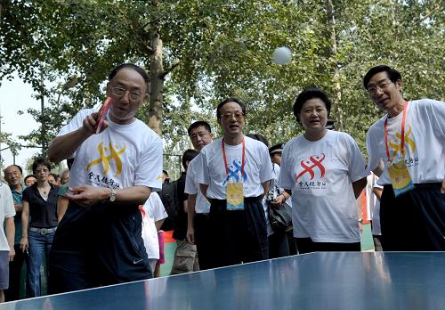 8月8日,中共中央政治局委員、國(guó)務(wù)委員劉延?xùn)|(右二)在活動(dòng)現(xiàn)場(chǎng)觀看國(guó)家體育總局局長(zhǎng)劉鵬打乒乓球。新華社記者 王毓國(guó) 攝