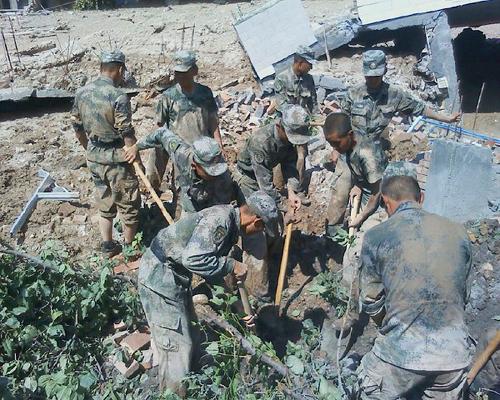 8月8日,蘭州軍區(qū)某集團軍防化團官兵正在現(xiàn)場實施救援。新華社發(fā) (王彥軍 攝)