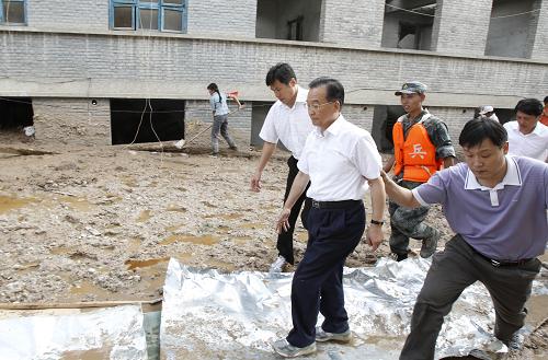 8月8日下午,中共中央政治局常委、國務(wù)院總理溫家寶趕到發(fā)生特大泥石流災(zāi)害的甘肅舟曲縣災(zāi)區(qū),察看災(zāi)情,指導(dǎo)救災(zāi)。新華社記者 李學(xué)仁 攝