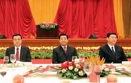 9月29日,全國政協(xié)辦公廳、中共中央統(tǒng)戰(zhàn)部、國務(wù)院僑辦、國務(wù)院港澳辦和國務(wù)院臺(tái)辦在北京人民大會(huì)堂聯(lián)合舉行國慶招待會(huì)。中共中央政治局常委、全國政協(xié)主席賈慶林,中共中央政治局常委、國家副主席習(xí)近平,中共中央政治局常委、國務(wù)院副總理李克強(qiáng)與來自海內(nèi)外的新老朋友歡聚一堂,共同慶祝中華人民共和國成立61周年。新華社記者 丁林 攝
