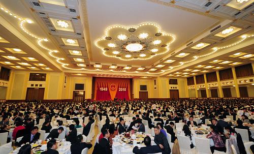 9月29日,全國政協(xié)辦公廳、中共中央統(tǒng)戰(zhàn)部、國務(wù)院僑辦、國務(wù)院港澳辦和國務(wù)院臺(tái)辦在北京人民大會(huì)堂聯(lián)合舉行國慶招待會(huì)。中共中央政治局常委、全國政協(xié)主席賈慶林,中共中央政治局常委、國家副主席習(xí)近平,中共中央政治局常委、國務(wù)院副總理李克強(qiáng)與來自海內(nèi)外的新老朋友歡聚一堂,共同慶祝中華人民共和國成立61周年。這是招待會(huì)會(huì)場。新華社記者 張鐸 攝