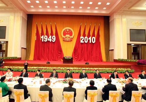 9月29日,全國政協(xié)辦公廳、中共中央統(tǒng)戰(zhàn)部、國務(wù)院僑辦、國務(wù)院港澳辦和國務(wù)院臺(tái)辦在北京人民大會(huì)堂聯(lián)合舉行國慶招待會(huì)。中共中央政治局常委、全國政協(xié)主席賈慶林,中共中央政治局常委、國家副主席習(xí)近平,中共中央政治局常委、國務(wù)院副總理李克強(qiáng)與來自海內(nèi)外的新老朋友歡聚一堂,共同慶祝中華人民共和國成立61周年。 新華社記者丁林?jǐn)z
