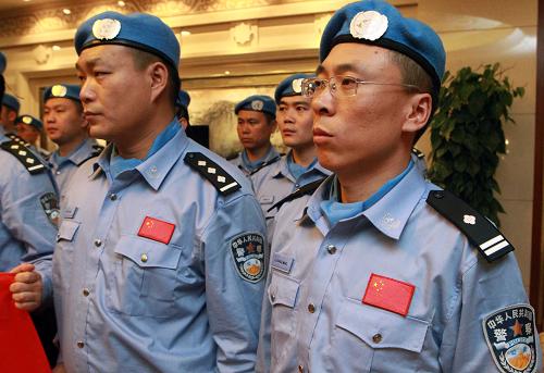 10月14日晚,即將登機(jī)的維和警察在首都國(guó)際機(jī)場(chǎng)集結(jié)。新華社記者 袁滿 攝