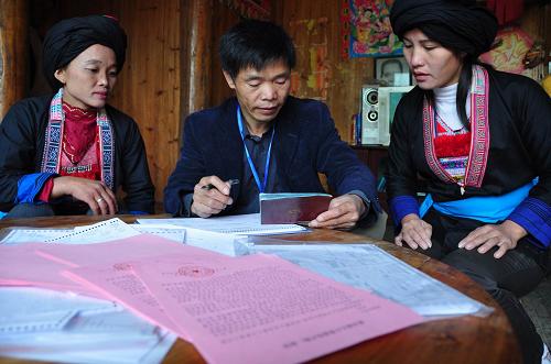 11月3日,廣西三江侗族自治縣高基瑤族鄉(xiāng)普查員在瑤族群眾家里進(jìn)行人口普查登記。 新華社發(fā)(梁克川 攝)