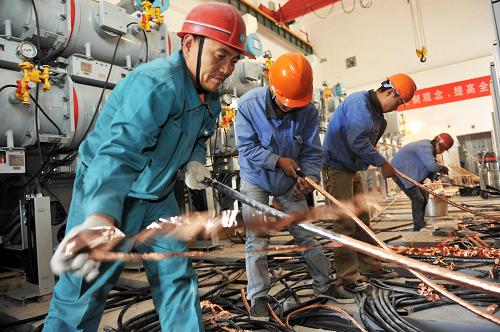 11月10日,在江蘇無錫市前洲鎮(zhèn)220千伏西涇輸變電工程施工現(xiàn)場,電力職工在安裝設(shè)備。新華社發(fā)(潘正光 攝)