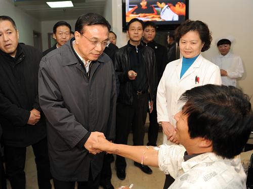 這是11月15日,李克強(qiáng)在天津泰達(dá)國(guó)際心血管病醫(yī)院考察時(shí)同就醫(yī)群眾、醫(yī)生護(hù)士親切交談。新華社記者 馬占成 攝