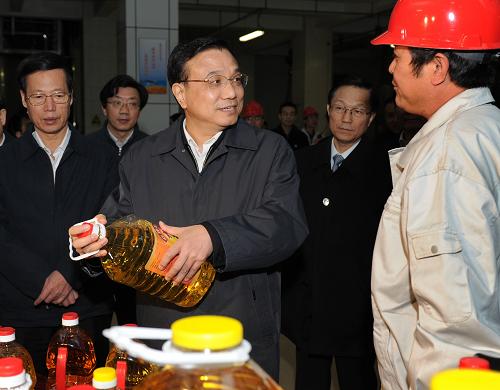 這是11月15日,李克強(qiáng)在大豆油脂加工企業(yè)九三集團(tuán)的生產(chǎn)車間考察食用油加工銷售。新華社記者 馬占成 攝