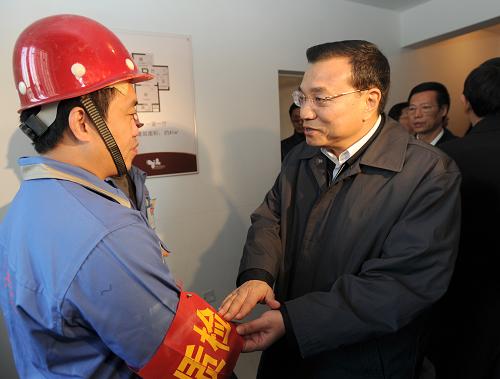 這是11月16日,李克強(qiáng)來到即將竣工的秋怡家園實(shí)地考察公租房建設(shè)。新華社記者 馬占成攝
