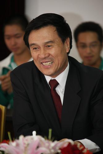 從白山黑水到巍巍昆侖,從彩云之南到草原塞外……“十一五”期間,我國少數(shù)民族和民族地區(qū)經(jīng)濟(jì)快速發(fā)展、社會不斷進(jìn)步、文化日益繁榮、民族關(guān)系和諧融洽,呈現(xiàn)出一派生機(jī)勃勃的喜人景象。記者日前來到國家民族事務(wù)委員會,探究過去5年我國民族工作取得的成就,傾聽楊晶主任講述未來5年為少數(shù)民族和民族地區(qū)與全國共同邁入小康社會打下堅(jiān)實(shí)基礎(chǔ)的責(zé)任與信心。這是國家民委主任楊晶(資料照片)。新華社發(fā)
