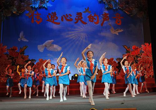 5月31日,中國(guó)兒童中心藝術(shù)團(tuán)的小演員們演出歌舞《中國(guó)少年先鋒隊(duì)隊(duì)歌》。新華社記者 何俊昌 攝