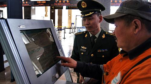 5月7日,甘其毛都邊防檢查站的一位干警在幫助蒙古國入境旅客使用自助通關(guān)系統(tǒng)。經(jīng)過三年多的建設(shè),位于內(nèi)蒙古西北部的中國與蒙古國的甘其毛都口岸邊防檢查全部實(shí)現(xiàn)了電子化和信息化,極大地提高了出入境邊防檢查速度。這個口岸先后投資建設(shè)了邊檢干警服務(wù)電子評價(jià)體系、旅客護(hù)照電子掃描自助通關(guān)系統(tǒng)、長期往返旅客指紋面孔識別通關(guān)系統(tǒng)、貨車電子檢驗(yàn)系統(tǒng)等一系列電子化信息化通關(guān)系統(tǒng),一輛貨車出入境速度由5分鐘縮短為20秒。2010年中蒙甘其毛都口岸出入境人員31.3萬人次、交通工具21.56萬輛次、進(jìn)出口貨物861萬噸,成為我國與蒙古國主要的能源、商品進(jìn)出口口岸。新華社記者 李欣 攝