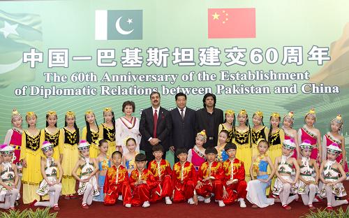5月19日晚,中國人民對外友好協(xié)會與巴基斯坦駐華大使館在北京共同舉辦慶祝中國-巴基斯坦建交60周年招待會。全國政協(xié)主席賈慶林和正在中國訪問的巴基斯坦總理吉拉尼出席了招待會并致辭。這是賈慶林與吉拉尼與中巴演員合影。新華社記者 黃敬文 攝