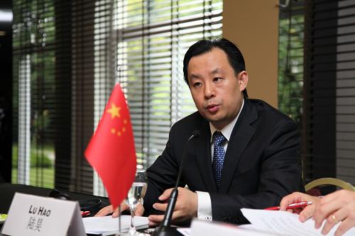 5月19日,在比利時(shí)首都布魯塞爾,“中歐青年交流年”中方組委會(huì)主席、共青團(tuán)中央書(shū)記處第一書(shū)記陸昊在論壇開(kāi)幕式上致辭。中歐青年創(chuàng)業(yè)論壇當(dāng)天在布魯塞爾舉行,來(lái)自中國(guó)和歐洲各地的青年企業(yè)界人士就培養(yǎng)創(chuàng)業(yè)精神、提高創(chuàng)業(yè)技能和培育創(chuàng)業(yè)環(huán)境等議題展開(kāi)深入討論。 新華社記者 孫聞 攝