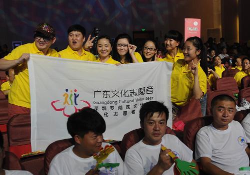 7月5日,來(lái)自廣東的文化志愿者在歡迎儀式后合影。新華社記者 金良快 攝