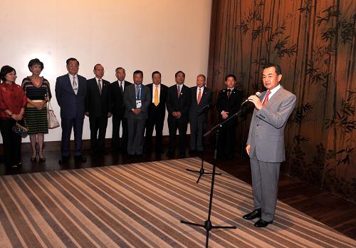 8月11日,中共中央臺(tái)辦、國(guó)務(wù)院臺(tái)辦主任王毅在酒會(huì)上致詞。當(dāng)日,中共中央臺(tái)辦、國(guó)務(wù)院臺(tái)辦在深圳為前來(lái)參加第26屆世界大學(xué)生夏季運(yùn)動(dòng)會(huì)的中華臺(tái)北體育代表團(tuán)舉行歡迎酒會(huì),中國(guó)國(guó)民黨榮譽(yù)主席連戰(zhàn)出席。中共中央臺(tái)辦、國(guó)務(wù)院臺(tái)辦主任王毅表示,大陸方面將為臺(tái)灣體育健兒提供一個(gè)公平、公正的比賽環(huán)境,為臺(tái)灣各界同胞營(yíng)造一個(gè)溫馨、友善的觀賽氛圍。祝愿中華臺(tái)北體育代表團(tuán)在本屆大運(yùn)會(huì)上再創(chuàng)佳績(jī)。新華社記者 陳曄華 攝