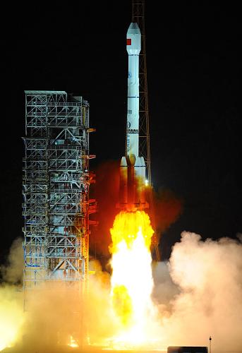 9月19日零時(shí)33分,我國在西昌衛(wèi)星發(fā)射中心用“長征三號乙”運(yùn)載火箭成功將“中星1A”衛(wèi)星送入太空預(yù)定轉(zhuǎn)移軌道。“中星1A”衛(wèi)星是中國衛(wèi)星通信集團(tuán)公司所屬的一顆通信廣播衛(wèi)星,由中國航天科技集團(tuán)公司所屬中國空間技術(shù)研究院研制。“中星1A”衛(wèi)星可提供高質(zhì)量的話音、數(shù)據(jù)和廣播電視傳輸業(yè)務(wù),將為我國通信廣播事業(yè)提供更好的服務(wù)。用于此次發(fā)射的“長征三號乙”運(yùn)載火箭由中國航天科技集團(tuán)公司所屬中國運(yùn)載火箭技術(shù)研究院研制。這是長征系列運(yùn)載火箭的第146次飛行。新華社記者 張領(lǐng) 攝