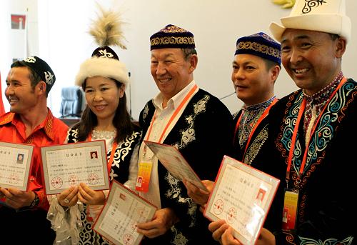 9月26日,幾名新疆鄉(xiāng)村醫(yī)生領(lǐng)到培訓(xùn)結(jié)業(yè)證書后合影留念。當(dāng)日,72名來自新疆維吾爾自治區(qū)的鄉(xiāng)村醫(yī)生完成在北京的學(xué)習(xí)課程,圓滿結(jié)業(yè)。由中共中央統(tǒng)戰(zhàn)部和中國紅十字會(huì)指導(dǎo),中國紅十字基金會(huì)、中國少數(shù)民族人才培訓(xùn)中心等共同主辦的本期“同心·紅十字天使計(jì)劃”民族地區(qū)鄉(xiāng)村醫(yī)生培訓(xùn)班是專門為新疆維吾爾自治區(qū)的鄉(xiāng)村醫(yī)生舉辦的。新華社記者 汪永基 攝