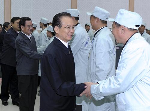 這是溫家寶、賀國強(qiáng)等同現(xiàn)場參試人員握手,祝賀發(fā)射成功。新華社記者 張鐸 攝