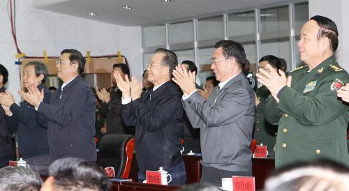 這是溫家寶、賀國強(qiáng)等祝賀天宮一號目標(biāo)飛行器發(fā)射成功。新華社記者 張鐸 攝