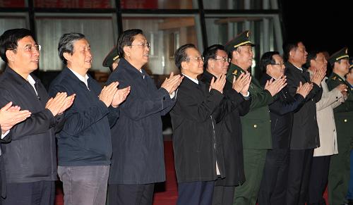 9月29日,中共中央政治局常委、國務(wù)院總理溫家寶,中共中央政治局常委、中央紀(jì)委書記賀國強(qiáng)等領(lǐng)導(dǎo)同志,在酒泉衛(wèi)星發(fā)射中心觀看天宮一號目標(biāo)飛行器發(fā)射升空。新華社記者 姚大偉 攝