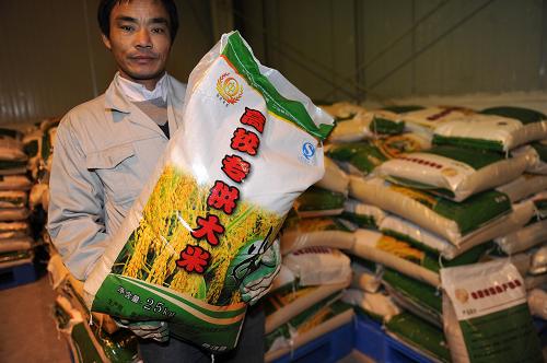 12月1日晚拍攝的“高校專供大米”。當(dāng)晚,安徽省“農(nóng)校對(duì)接”首批200噸“高校專供大米”從黑龍江佳木斯運(yùn)抵合肥,直供安徽高校食堂。“農(nóng)校對(duì)接”即農(nóng)產(chǎn)品與高校食堂直接對(duì)接,實(shí)現(xiàn)農(nóng)副食品從農(nóng)田到餐桌的全過程監(jiān)管,全封閉運(yùn)行,同時(shí)減少流通環(huán)節(jié),降低流通成本,給學(xué)生帶來(lái)實(shí)惠。新華社發(fā)(馬啟兵 攝)
