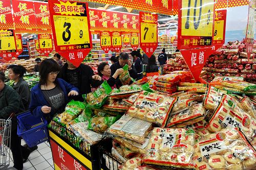 4月16日,顧客在青島一家超市內(nèi)選購(gòu)商品。當(dāng)日,國(guó)家統(tǒng)計(jì)局發(fā)布數(shù)據(jù)顯示,2009年一季度,中國(guó)居民消費(fèi)價(jià)格總水平(CPI)同比下降0.6%,其中3月份同比下降1.2%,環(huán)比下降0.3%;一季度中國(guó)社會(huì)消費(fèi)品零售總額同比增長(zhǎng)15%,扣除價(jià)格因素實(shí)際增速比2008年同期加快3.6個(gè)百分點(diǎn)。新華社記者 李紫恒 攝
