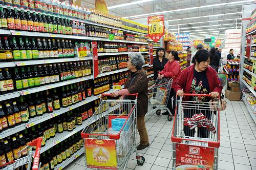 4月16日,顧客在青島一家超市內(nèi)選購(gòu)商品。新華社記者 李紫恒 攝
