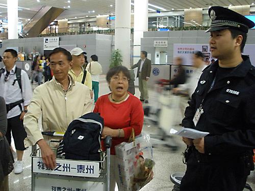 4月16日,乘坐增開(kāi)航班從泰國(guó)返回上海的旅客抵達(dá)上海浦東國(guó)際機(jī)場(chǎng)。4月15日、16日兩天,東航、上航共增加11個(gè)航班前往泰國(guó),接回中國(guó)赴泰游客。雖然正值泰國(guó)新年“宋干節(jié)”(潑水節(jié))、泰國(guó)的旅游旺季,但動(dòng)蕩的局勢(shì)嚴(yán)重地影響了泰國(guó)的旅游環(huán)境,正在泰國(guó)旅游的中國(guó)游客也紛紛返回國(guó)內(nèi)。為短時(shí)間內(nèi)能接回大批中國(guó)游客,東航、上航兩航空公司增加航班赴泰,接回赴泰中國(guó)游客近2000人。新華社發(fā)(劉友平 攝)