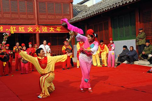 1月19日,馮嘴子村花鼓燈藝術(shù)團的演員們在排練跳花鼓燈。安徽省蚌埠市禹會區(qū)馮嘴子村被譽為“中國花鼓燈第一村”,全村700戶人家,幾乎家家都有學習花鼓燈的傳統(tǒng)。近日,馮嘴子村花鼓燈藝術(shù)團的演員們天天排練花鼓燈,迎接春節(jié)的到來。新華社記者 何俊昌 攝