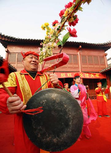 1月19日,馮嘴子村花鼓燈藝術(shù)團的演員們在排練。新華社記者 李穎 攝
