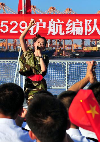 1月19日,在阿曼薩拉拉港,歌手張靚穎為海軍第七批護(hù)航編隊(duì)的官兵演唱歌曲。當(dāng)日,中國(guó)外交部慰問團(tuán)登上海軍新型導(dǎo)彈護(hù)衛(wèi)艦“舟山”艦,看望和慰問正在亞丁灣、索馬里海域執(zhí)行護(hù)航任務(wù)的海軍第七批護(hù)航編隊(duì)全體官兵。新華社記者 范軍威 攝