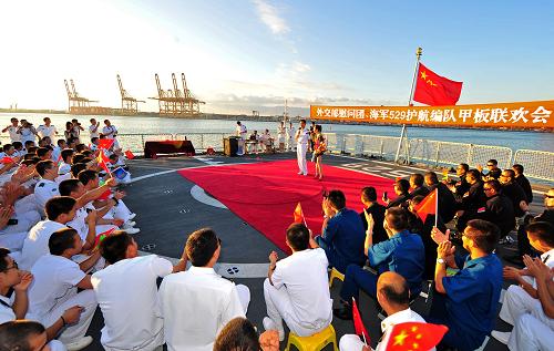 1月19日,在阿曼薩拉拉港,中國(guó)外交部慰問團(tuán)和第七批護(hù)航編隊(duì)舉行聯(lián)歡。新華社記者 范軍威 攝