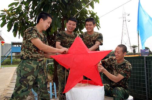 1月22日,在利比里亞首都蒙羅維亞,中國人民解放軍內(nèi)蒙古軍區(qū)赴利比里亞維和部隊(duì)官兵在營區(qū)制作紅五星燈籠。春節(jié)臨近,中國駐利比里亞維和部隊(duì)營區(qū)充滿節(jié)日喜慶氣氛。維和官兵們在勤務(wù)之余扎燈籠、寫春聯(lián),在維和前線喜迎新春佳節(jié)。