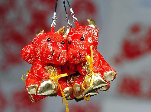 掛在廟會民俗展區(qū)內(nèi)的“福牛”傳統(tǒng)布藝制品(1月30日攝)。春節(jié)期間,在鄭州市城隍廟舉辦的新春文化廟會上,以“牛”為造型的傳統(tǒng)吉祥物、飾品抬眼可見。這些造型夸張、憨態(tài)可掬的小小“福牛”成為廟會上一道獨特的風景。新華社記者 王頌 攝