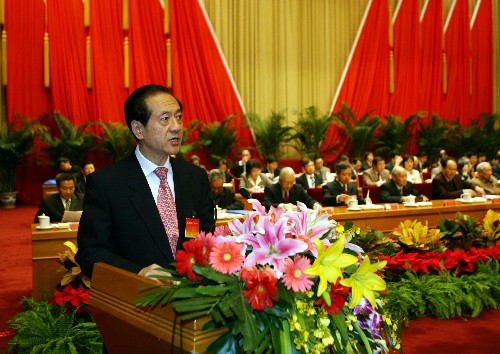 12月8日,九三學(xué)社第九次全國代表大會在北京開幕。 九三學(xué)社第九次全國代表大會主席團(tuán)常務(wù)主席韓啟德代表九三學(xué)社第十一屆中央委員會作工作報告。 新華社記者 劉衛(wèi)兵 攝