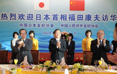 12月29日,國務(wù)院總理溫家寶出席中國日本友好協(xié)會(huì)、中國人民對(duì)外友好協(xié)會(huì)在北京釣魚臺(tái)國賓館舉行的歡迎日本首相福田康夫的早餐會(huì)并講話。這是溫家寶和福田康夫等在早餐會(huì)上。 新華社記者 李學(xué)仁 攝