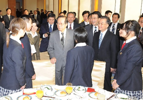 12月29日,國務(wù)院總理溫家寶出席中國日本友好協(xié)會(huì)、中國人民對(duì)外友好協(xié)會(huì)在北京釣魚臺(tái)國賓館舉行的歡迎日本首相福田康夫的早餐會(huì)并講話。這是溫家寶、福田康夫在早餐會(huì)上和學(xué)習(xí)日語的中國學(xué)生交談。 新華社記者 李學(xué)仁 攝